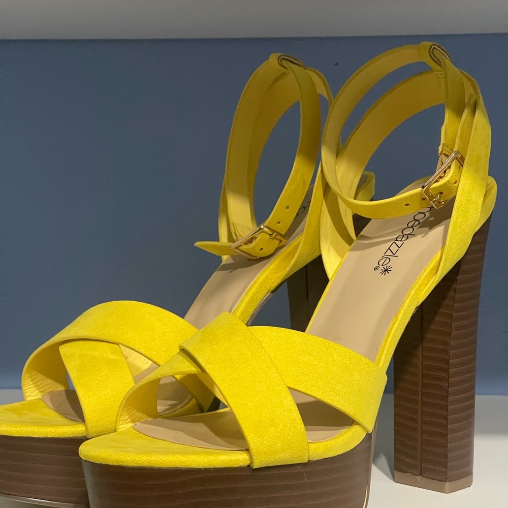 Shoe Dazzle Bright Yellow Platform Heels